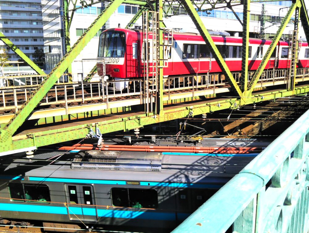 品川で電車が見えるスポット・八ツ山橋｜京急線と京浜東北線の電車