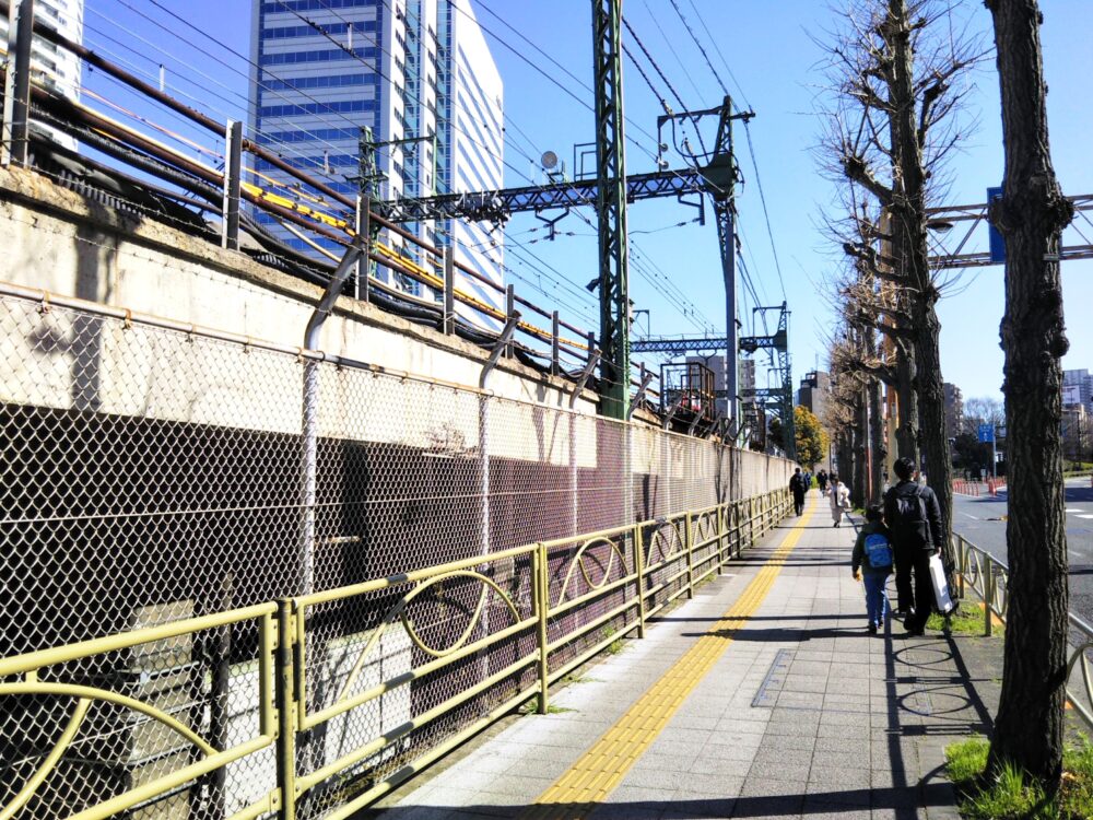 品川駅で電車が見える八ツ山橋への行き方