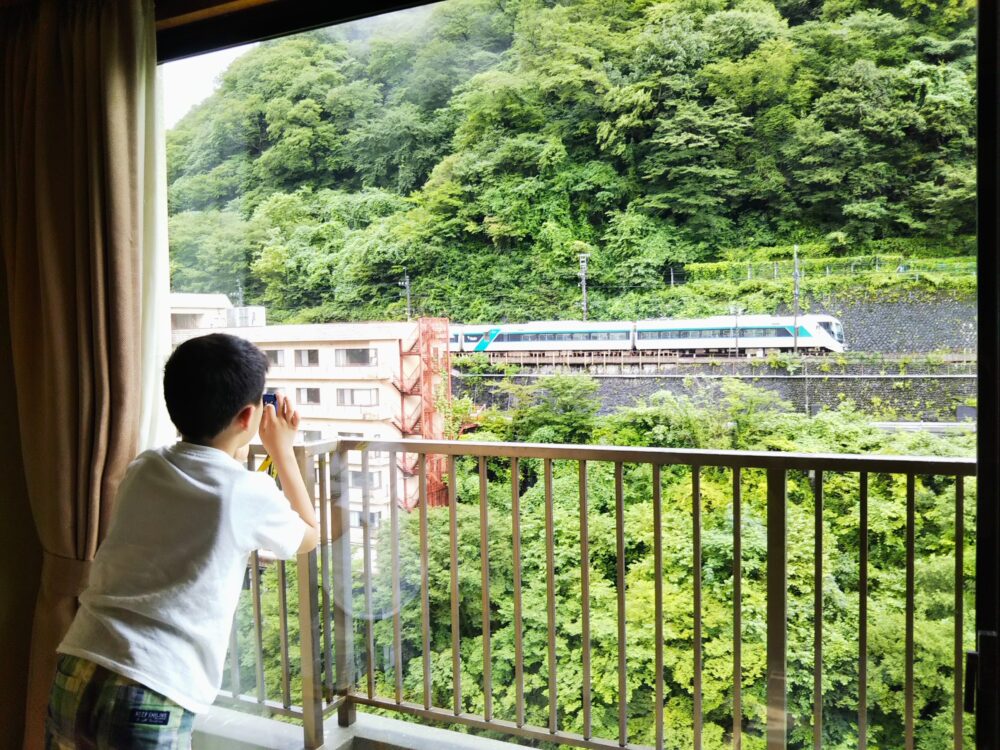 トレインビューホテル「鬼怒川温泉あさや」｜部屋から見える電車・特急リバティ