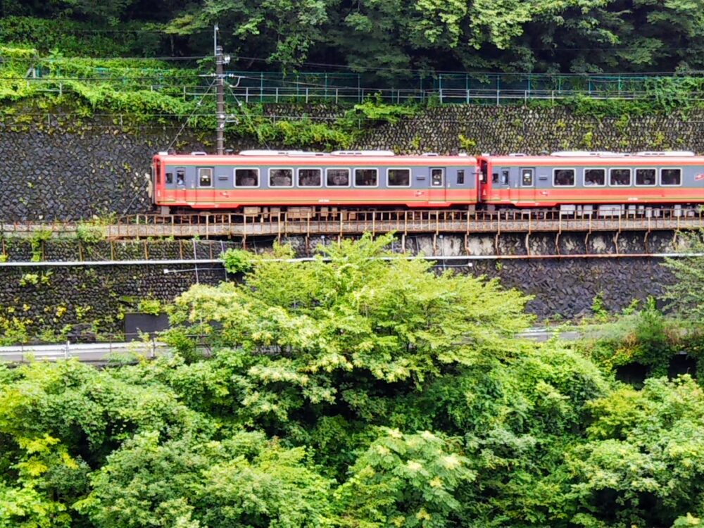 トレインビューホテル「鬼怒川温泉あさや」｜部屋から見える電車・特急列車ＡＩＺＵマウントエクスプレス号