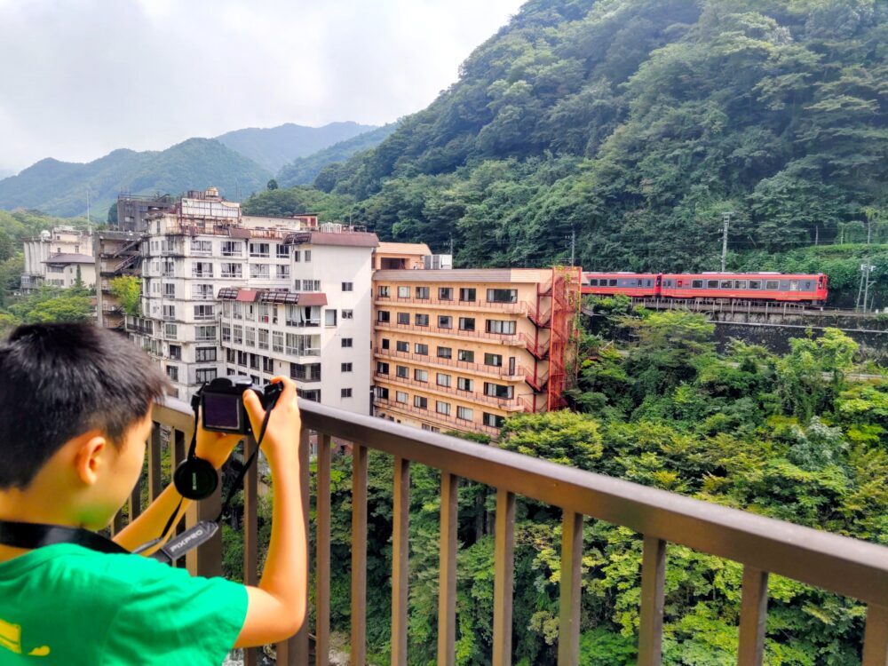 トレインビューホテル「鬼怒川温泉あさや」｜部屋から見える電車・特急列車ＡＩＺＵマウントエクスプレス号｜2025年宿泊時に撮影