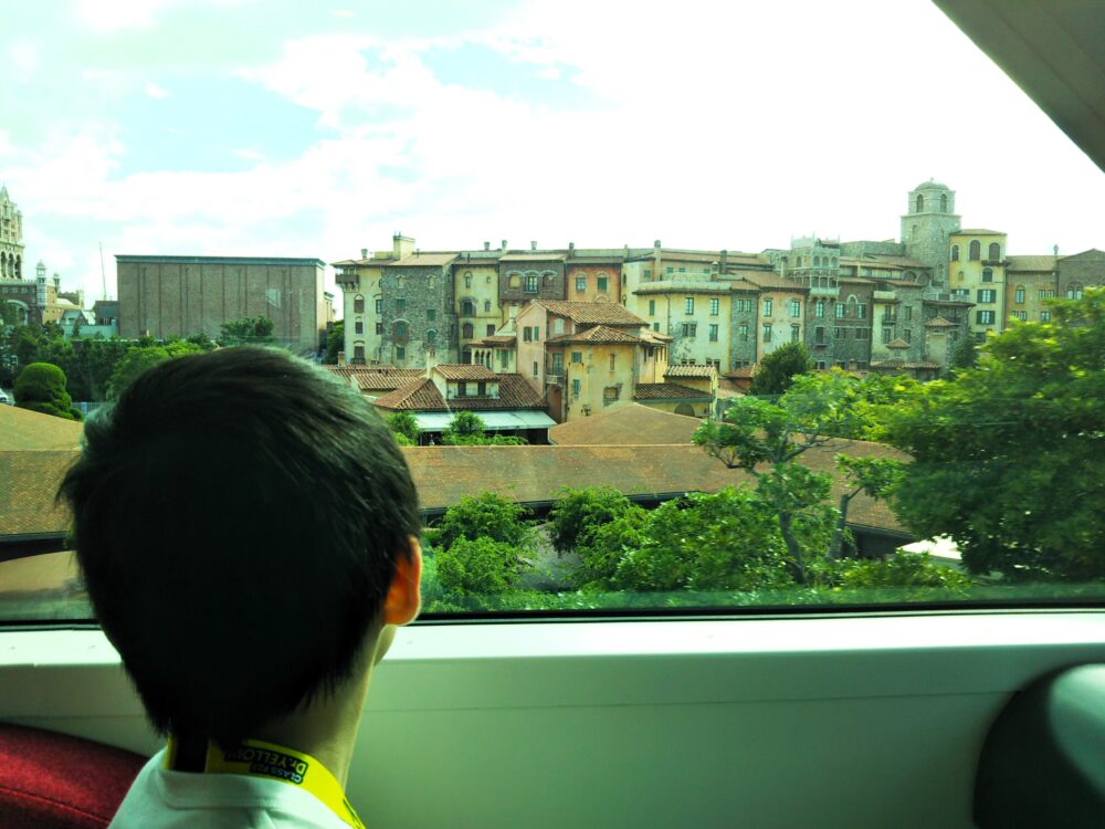 ディズニーリゾートランに乗るだけ！楽しみ方｜東京ディズニーシー・ステーション直前の景色を眺める子供