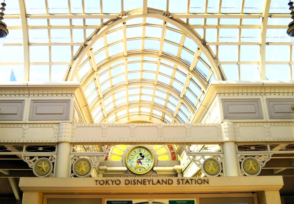ディズニーリゾートランに乗るだけ！楽しみ方｜東京ディズニーランド・ステーションの装飾