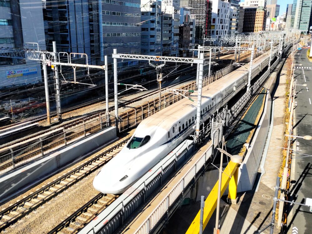 浜松町で新幹線＆電車が見える場所｜3階・竹芝デッキから見える東海道新幹線