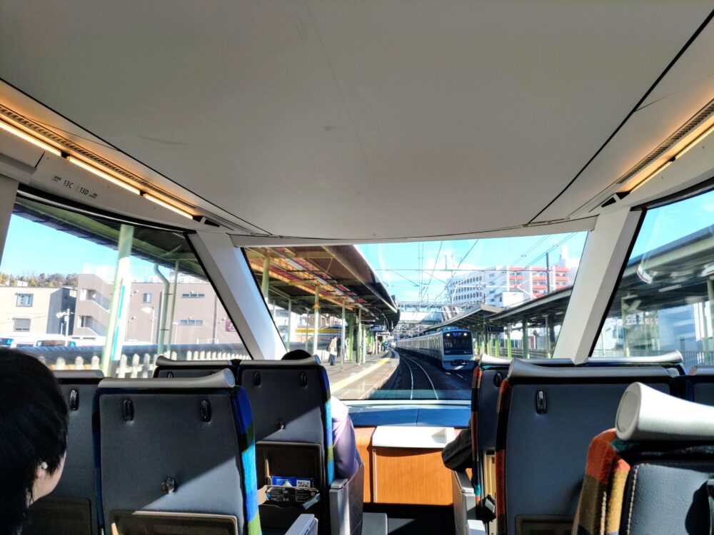 ロマンスカーGSE【展望席】4列目窓側の座席から見える前方景色と対向車線の電車