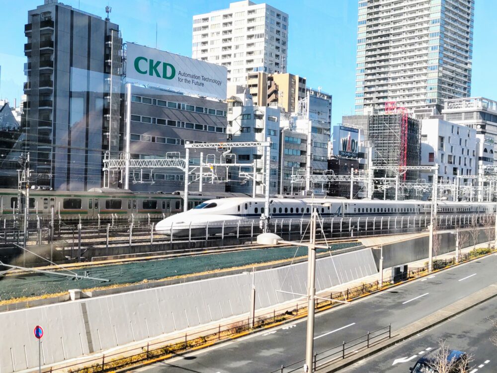 浜松町で新幹線＆電車がたくさん見える場所｜2階・汐留デッキから見える新幹線と在来線電車