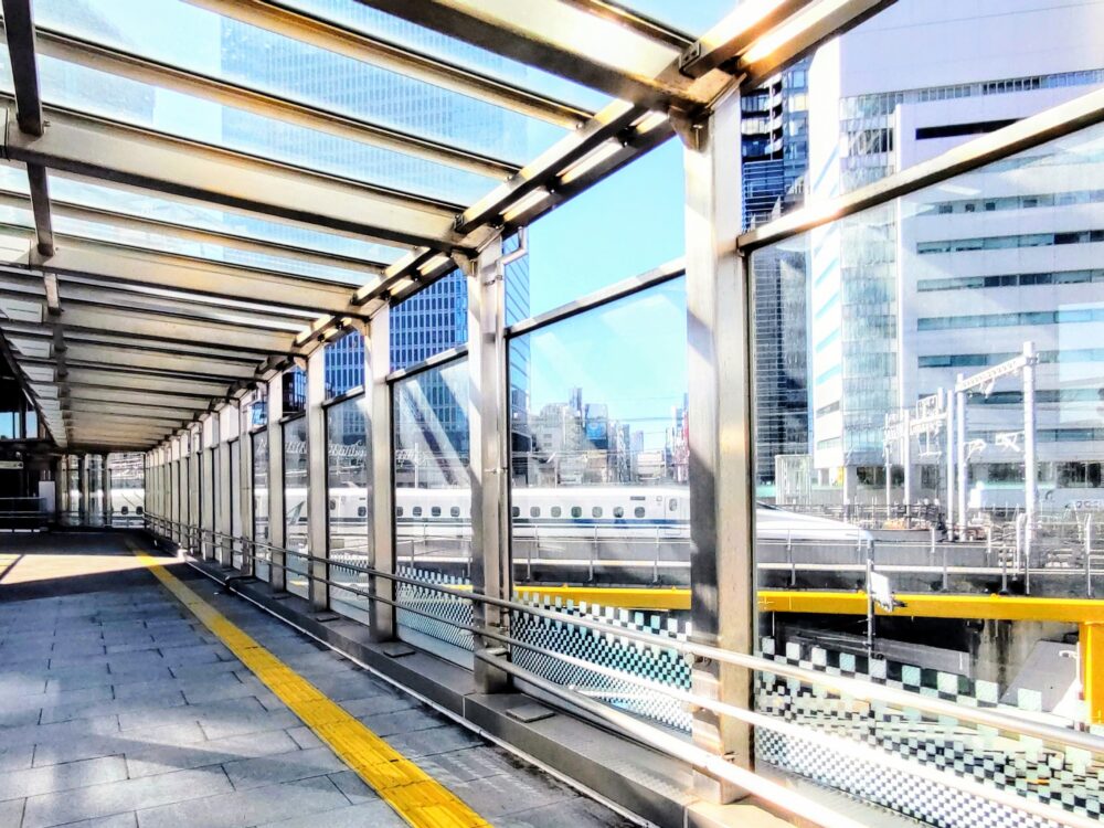 浜松町で新幹線＆電車がたくさん見える場所｜2階・汐留デッキから見える東海道新幹線
