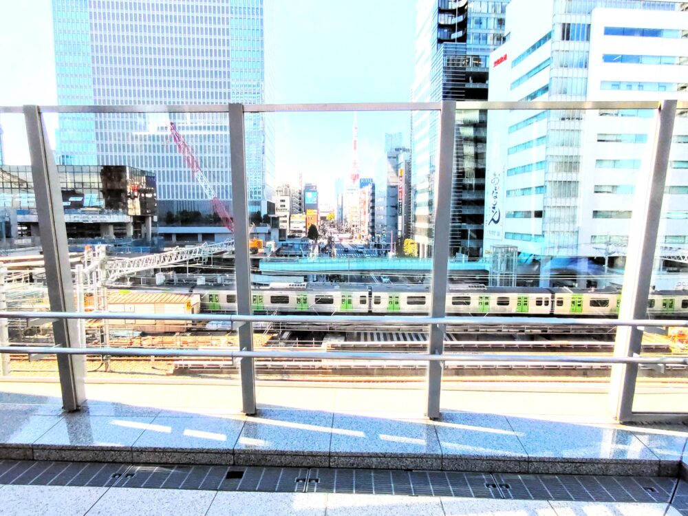 浜松町で新幹線＆電車がたくさん見える場所｜3階・竹芝デッキから見える山手線電車