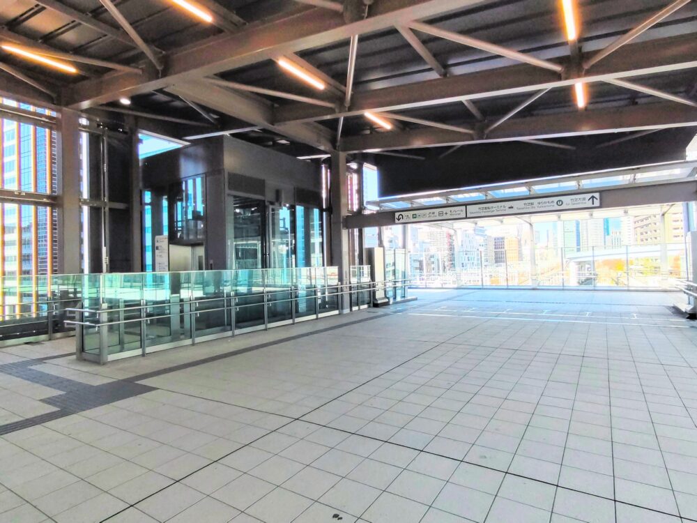 浜松町で新幹線＆電車がたくさん見える場所｜浜松町駅3階・竹芝デッキ全体の様子