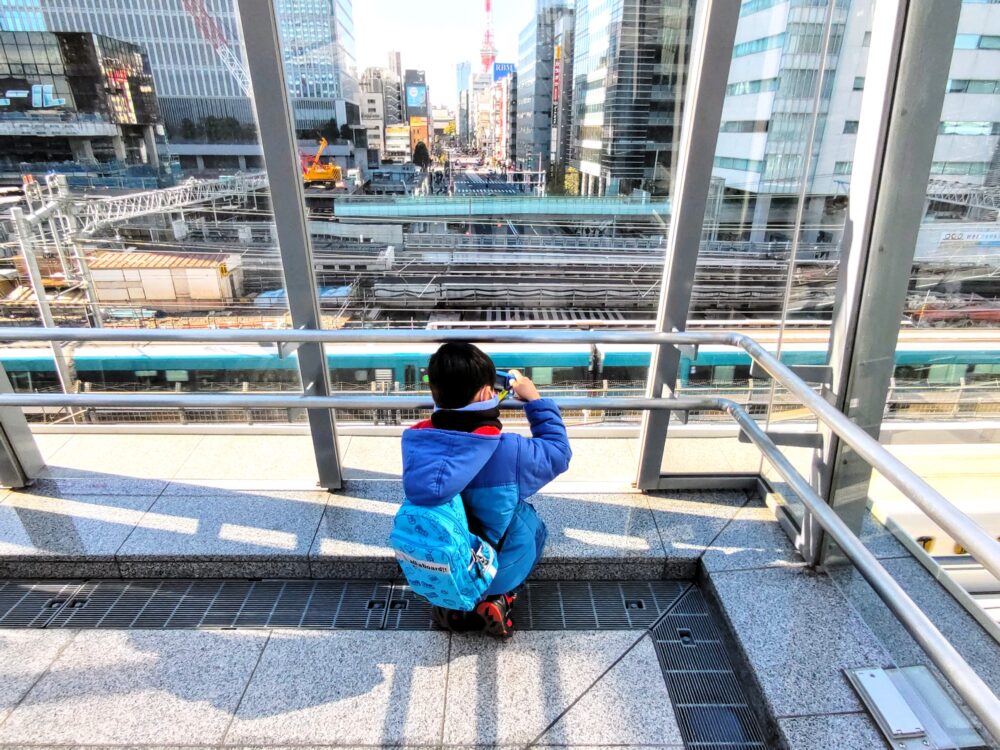 浜松町で新幹線＆電車がたくさん見える場所｜電車を撮影する子供