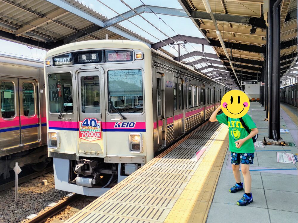 京王多摩センター駅ホーム｜7000系デビュー40周年記念ヘッドマーク付き電車