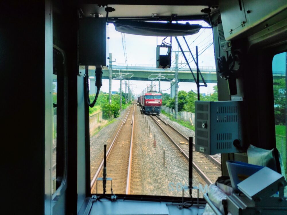 特急きぬがわの座席｜1号車運転室前のデッキから見える前方景色（貨物列車）