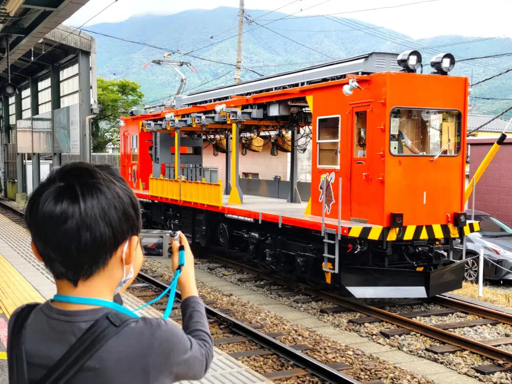 強羅駅を発車する貨物用車両モニ1形