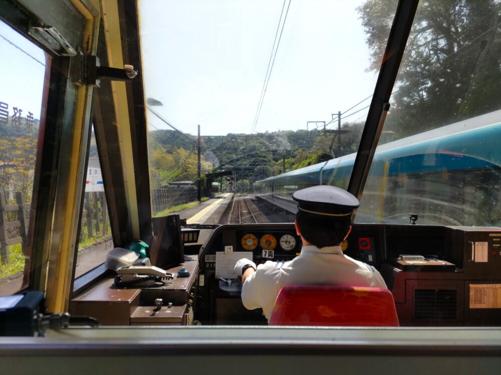 キンメ電車の展望席最前列から見える景色