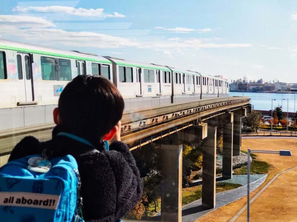 東京モノレールが見える羽田空港第3ターミナル駅のフォトスポット