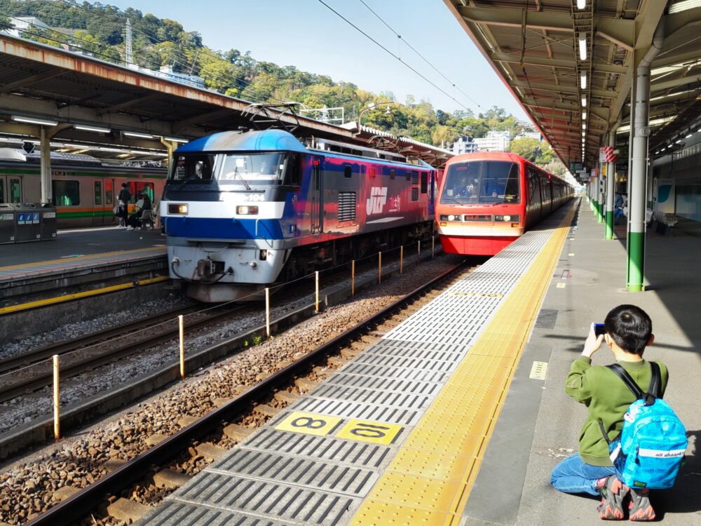 熱海駅で見えるキンメ電車と貨物列車