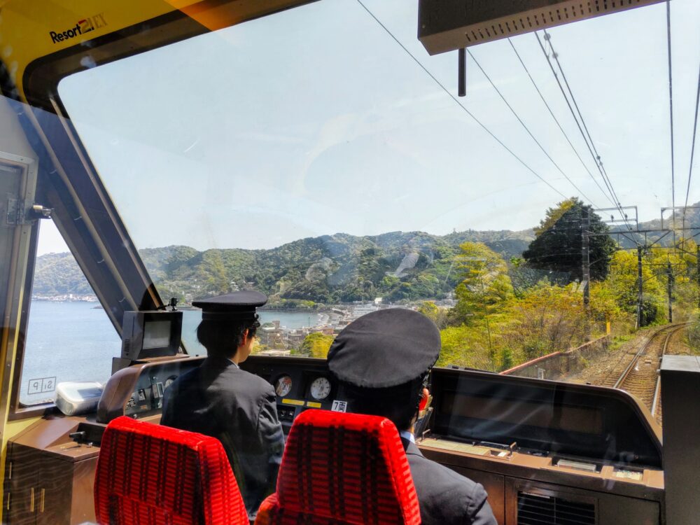 黒船電車の先頭車両・展望席の最前列から見える景色