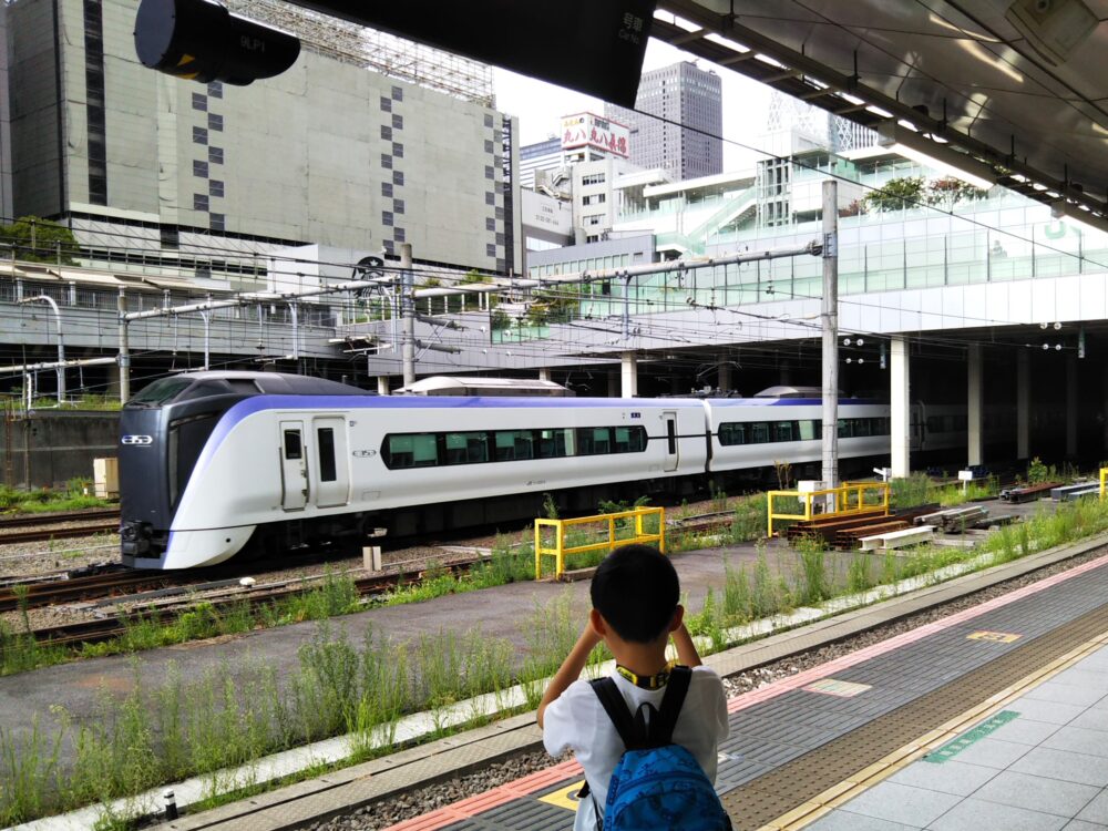 新宿駅で電車がたくさん見える５・６番線ホーム