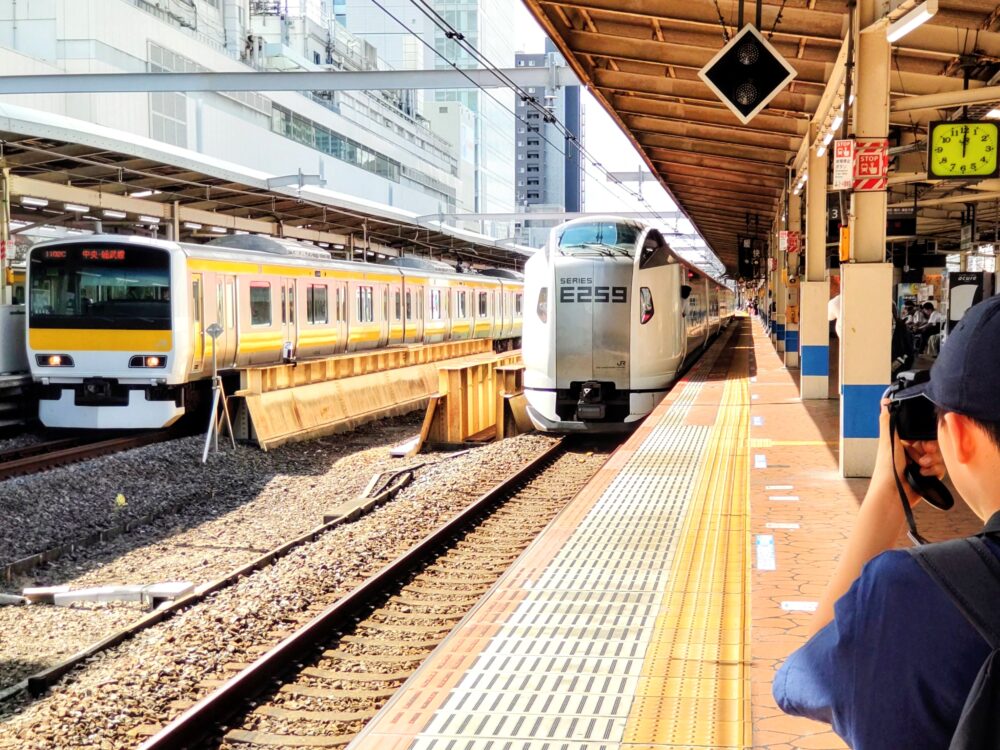 錦糸町駅ホームから見える電車｜「E231系」車両と特急列車「E259系」