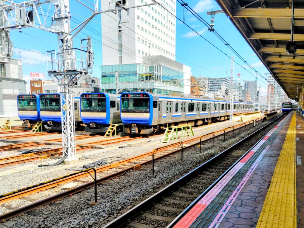 錦糸町駅ホームから見える電車｜留置線に停車する車両「E235系」