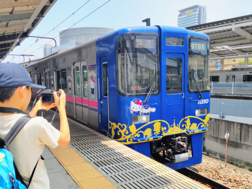 京王線キティちゃん電車｜濃紺×ゴールド色リニューアルの車両