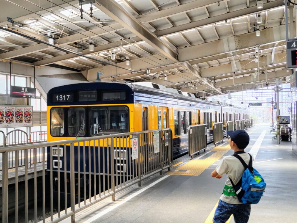 蒲田駅ホームに停車する「きになる電車」
