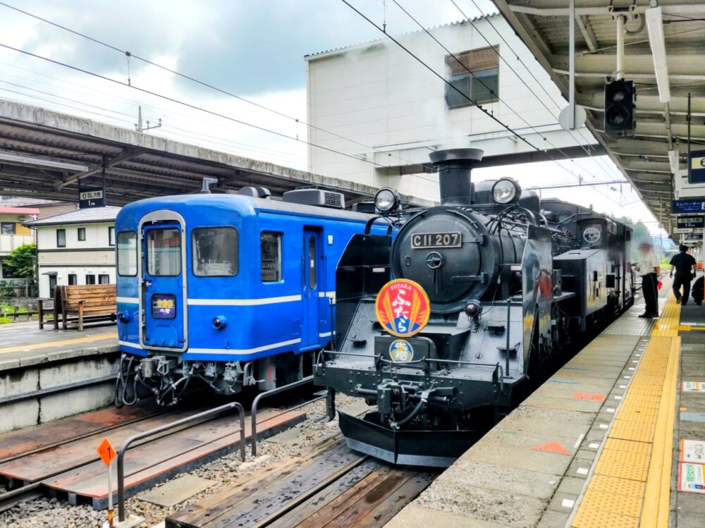 鬼怒川温泉駅に停車するSL大樹ふたら号と客車