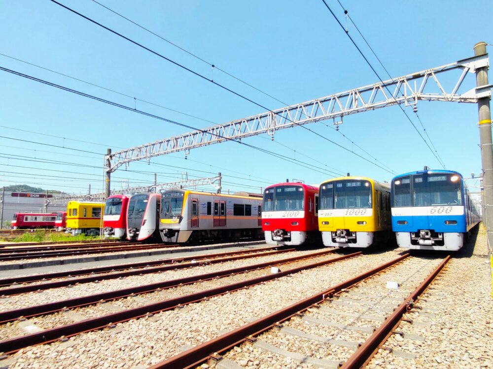 子供向けの鉄道イベント「京急ファミリー鉄道フェスタ2026」車両展示の様子