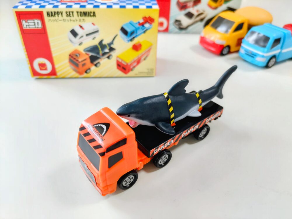 ハッピーセット【トミカ】2026年｜購入したおもちゃ「日野プロフィア メガロドン搬送車」