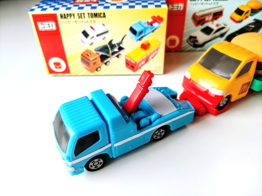 ハッピーセット【トミカ】2026｜購入した第2弾「トヨタ-ダイナ-レッカー車」と第1弾「トヨタ-タウンエース-ハンバーガーカー」